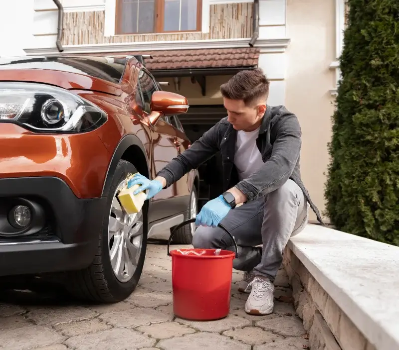 Lavage auto à domicile Goupil-Othon : professionnel intervenant sur un véhicule